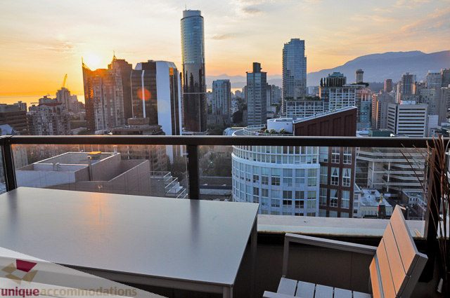 Spacious PH1 with modern furnishings, featuring a stunning city view and sleek countertops. - PH1 - 969 Richards Street, Vancouver Downtown