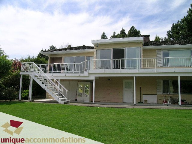 Spacious 3-bedroom house with large deck and grassy yard. - 94 Bonnymuir Drive, West Vancouver