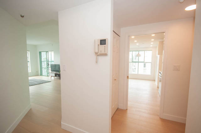 Bright living room with hardwood floors and city view. - 1901 - 909 Burrard Street, Vancouver Downtown