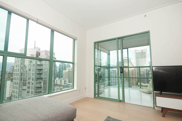 Bright living room with hardwood floors and stunning city view. - 1901 - 909 Burrard Street, Vancouver Downtown