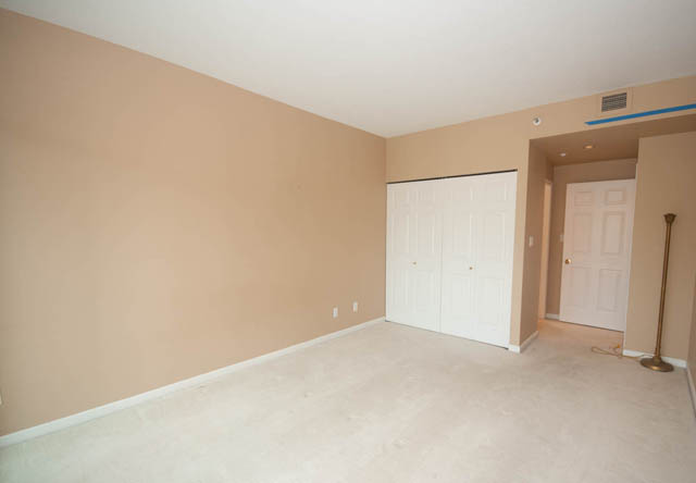 Bright den with white walls, closet, and carpeted floor. - 1901 - 909 Burrard Street, Vancouver Downtown