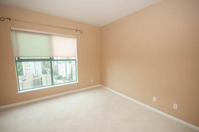 Bright living room with city view and neutral walls. - 1901 - 909 Burrard Street, Vancouver Downtown