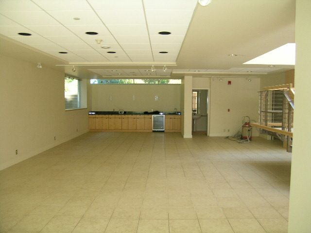 Spacious open-concept kitchen with tiled floors and modern appliances. - 947 Huntingdon Crescent, North Vancouver