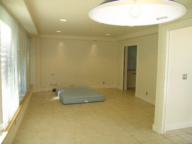 Spacious living room with tiled floor, modern counter, and large windows. - 947 Huntingdon Crescent, North Vancouver