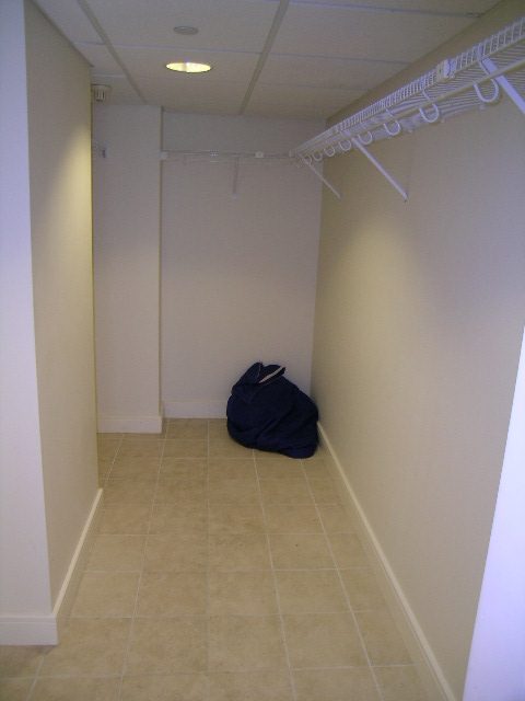 Spacious laundry room with tiled floor and hanging racks. - 947 Huntingdon Crescent, North Vancouver