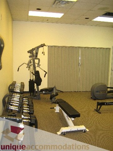Furnished 1-bedroom condo with modern gym equipment and carpeted floors. - 1906 - 1060 Alberni Street, Vancouver Downtown