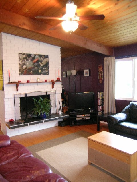 Living room with hardwood floors, fireplace, and large window. - 433 Fairway Drive, North Vancouver