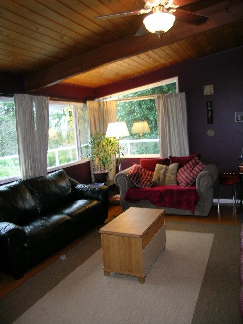 Spacious living room with wooden ceiling, large windows, and comfortable seating. - 433 Fairway Drive, North Vancouver
