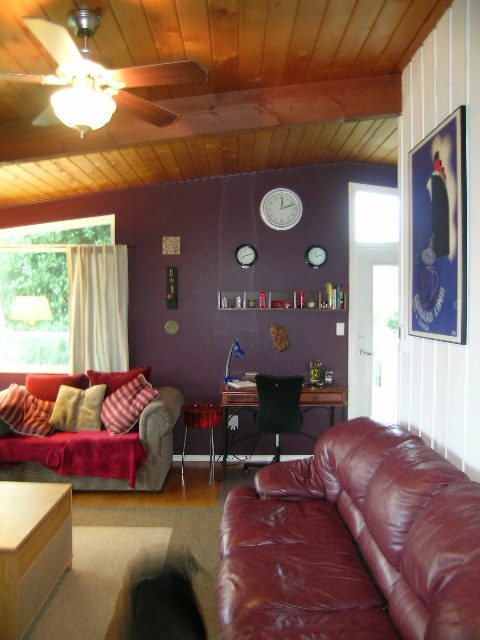 Living room with purple walls, wooden ceiling, and red leather couches. - 433 Fairway Drive, North Vancouver