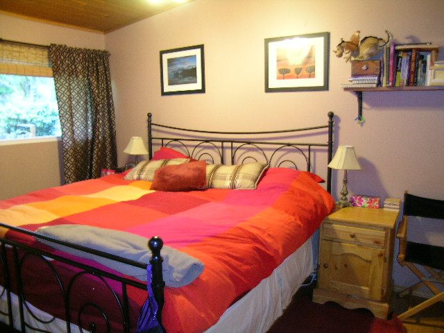 Bright bedroom with twin beds, colorful bedding, and a small desk. - 433 Fairway Drive, North Vancouver