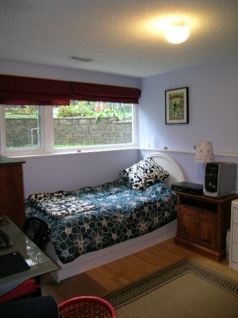 Bright bedroom with built-in bed, hardwood floors, and a window with a view. - 433 Fairway Drive, North Vancouver