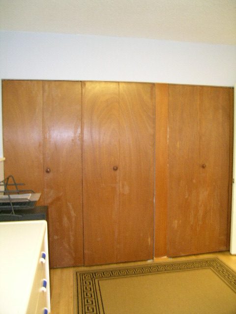 Bright kitchen with wooden cabinets and a patterned rug. - 433 Fairway Drive, North Vancouver