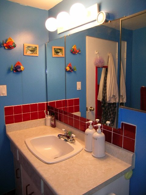 Bright bathroom with red tile backsplash and white countertop. - 433 Fairway Drive, North Vancouver
