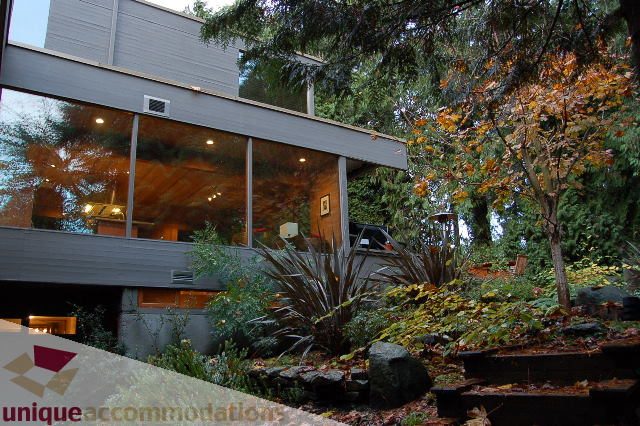 Furnished 3-bedroom + den house with modern design, large windows, and lush garden view. - 6290 Collingwood Street, Vancouver West Side