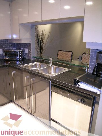 Bright kitchen with stainless steel sink, granite countertops, and modern appliances. - 1430 Strathmore Mews, Vancouver Downtown