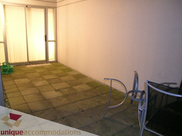 Bright patio with tiled flooring and outdoor furniture. - 1430 Strathmore Mews, Vancouver Downtown