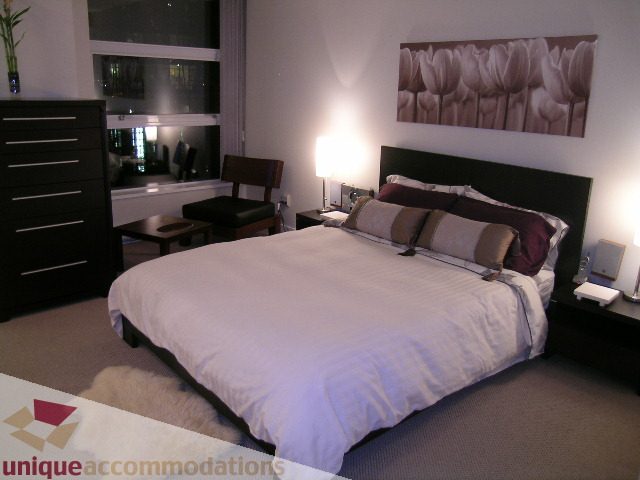 Furnished 3-bedroom townhouse with cozy bedding and modern decor. - 1430 Strathmore Mews, Vancouver Downtown