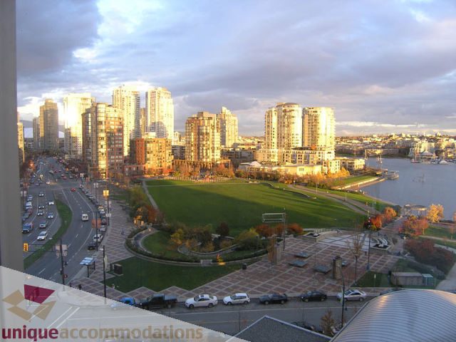 Spacious 2-bedroom condo with stunning city view and modern furnishings. - 1008 - 1408 Strathmore Mews, Vancouver Downtown