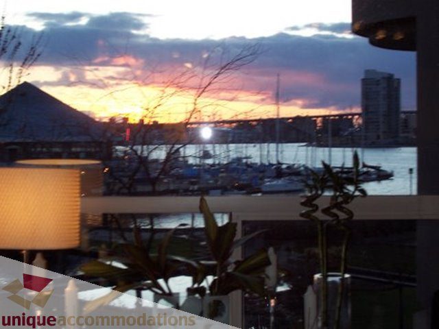 Furnished 1-bedroom condo with a stunning city view and modern decor. - 313-525 Wheelhouse Square, Vancouver West Side