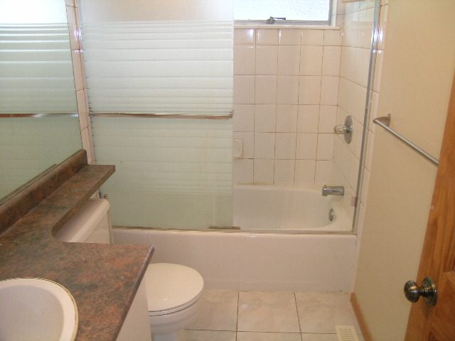 Spacious bathroom with granite countertop and tiled walls. - 660 Blueridge Ave, North Vancouver