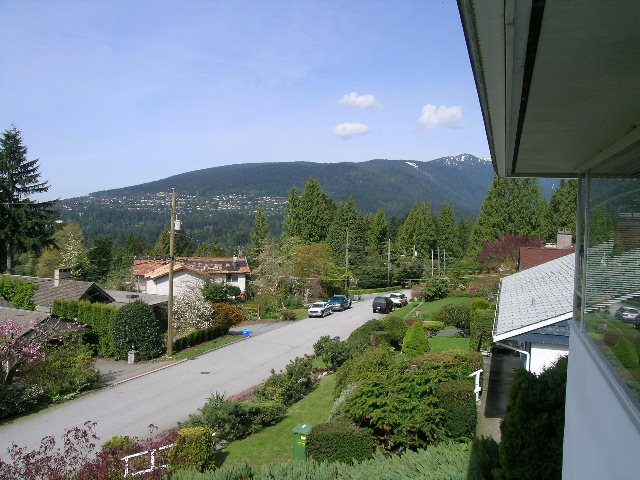 Spacious 3-bedroom + den house with stunning city and mountain views, featuring a cozy balcony. - 660 Blueridge Ave, North Vancouver