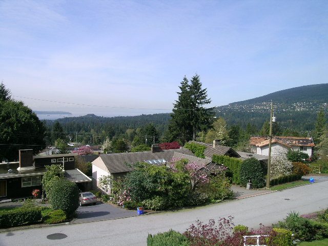 Spacious 3-bedroom + den house with city view and lush gardens. - 660 Blueridge Ave, North Vancouver