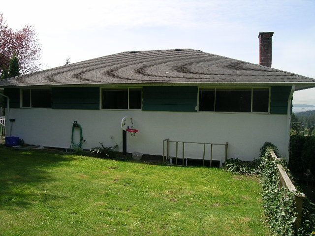 Spacious 3-bedroom + den house with a large deck and a basketball hoop, perfect for outdoor activities. - 660 Blueridge Ave, North Vancouver