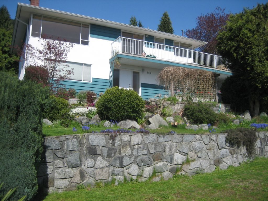 Spacious 3-bedroom + den house with a stunning stone wall and lush garden. - 660 Blueridge Ave, North Vancouver