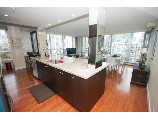 1606 - 1228 Marinaside Crescent - Condo - Yaletown - Photo 3 of 37
