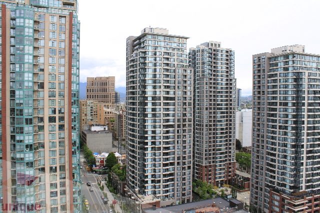 Furnished 2-bedroom + den with city view and modern decor. - 2103 - 1001 Homer Street, Vancouver Downtown
