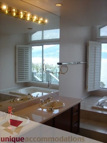 Bathroom with large windows, city view, and modern fixtures. - 100 Lions Bay Avenue, West Vancouver