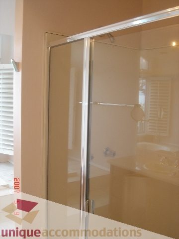 Bathroom with glass shower and modern fixtures. - 100 Lions Bay Avenue, West Vancouver