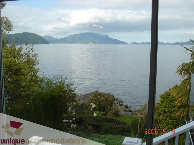 Bright living room with stunning ocean view and lush greenery. - 100 Lions Bay Avenue, West Vancouver
