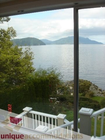 Bright living room with stunning ocean view and lush greenery. - 100 Lions Bay Avenue, West Vancouver