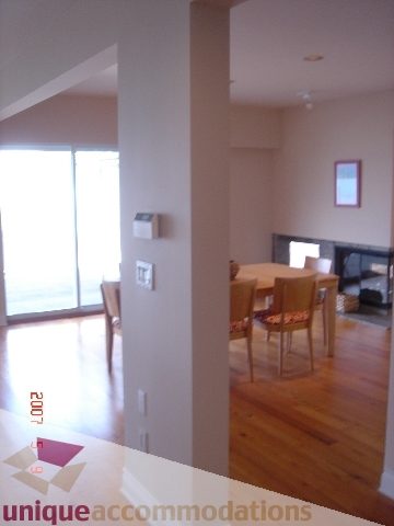Bright living room with hardwood floors and a city view. - 100 Lions Bay Avenue, West Vancouver