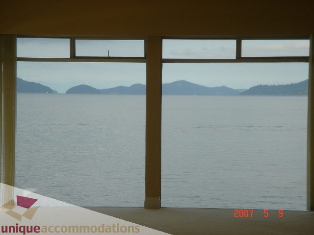 Bright living room with stunning ocean view and modern furnishings. - 100 Lions Bay Avenue, West Vancouver