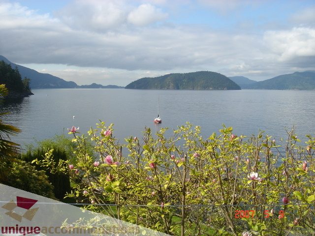 Furnished living room with a view of the lake and mountains. - 100 Lions Bay Avenue, West Vancouver