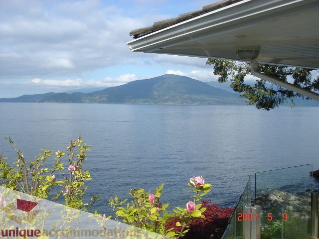 Bright living room with stunning ocean view and lush garden. - 100 Lions Bay Avenue, West Vancouver
