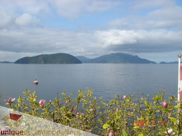 Furnished living room with a stunning view of Lions Bay and distant mountains. - 100 Lions Bay Avenue, West Vancouver