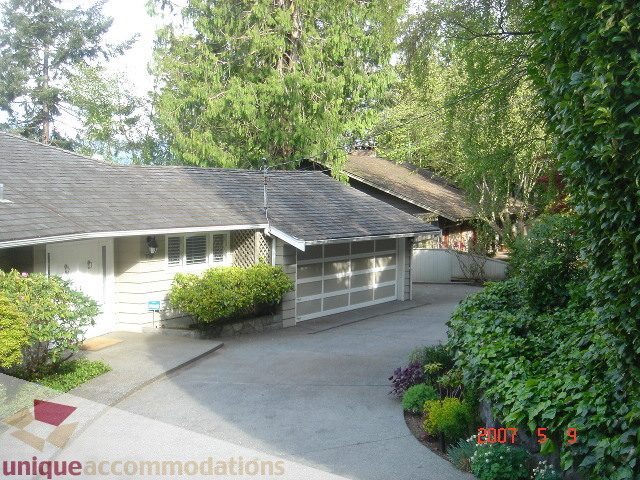 Furnished 4-bedroom house with a spacious driveway and lush greenery surrounding the property. - 100 Lions Bay Avenue, West Vancouver
