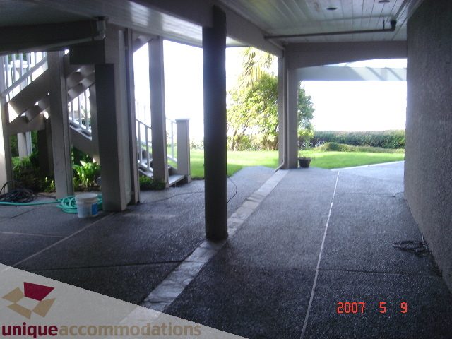 Open-air patio with concrete pillars and grassy lawn in the background. - 100 Lions Bay Avenue, West Vancouver