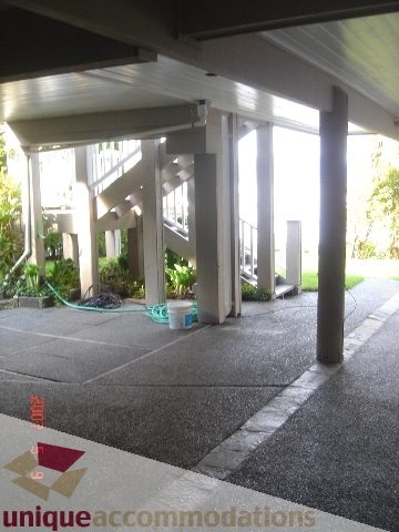 Covered patio with columns and greenery. - 100 Lions Bay Avenue, West Vancouver