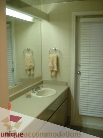 Bright bathroom with white countertops and a large mirror. - 100 Lions Bay Avenue, West Vancouver