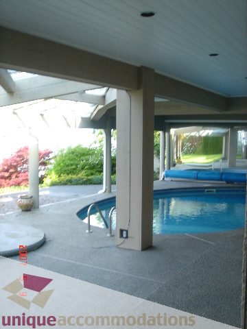 Spacious living room with modern counter and large windows. - 100 Lions Bay Avenue, West Vancouver