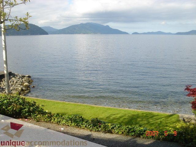 Furnished living room with a stunning view of the ocean and mountains. - 100 Lions Bay Avenue, West Vancouver