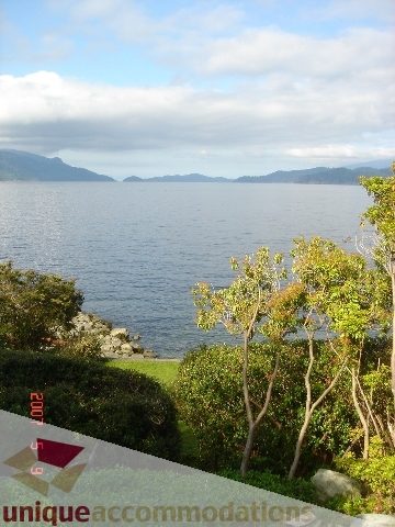 Spacious living room with stunning ocean view and lush greenery. - 100 Lions Bay Avenue, West Vancouver