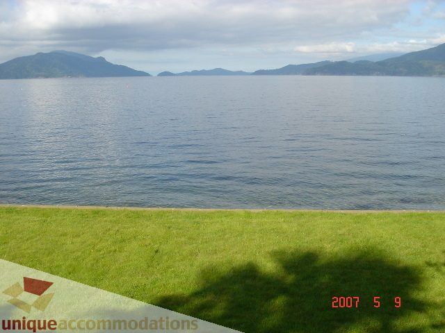 Furnished living room with a stunning view of the ocean and mountains. - 100 Lions Bay Avenue, West Vancouver