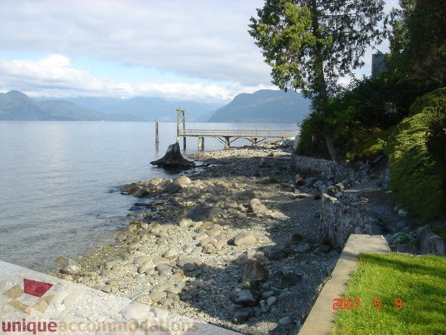 Furnished 4-bedroom house with a stunning view of the mountains and water. - 100 Lions Bay Avenue, West Vancouver