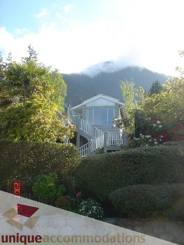 Furnished 4-bedroom house with mountain view and lush garden. - 100 Lions Bay Avenue, West Vancouver