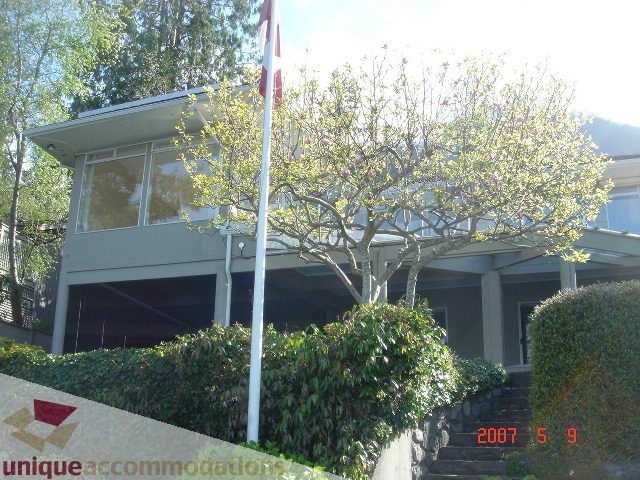 Furnished living room with modern furnishings and a view of the trees. - 100 Lions Bay Avenue, West Vancouver